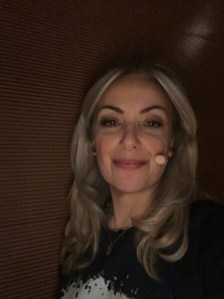 Jessica Loddo wearing a headset microphone at Cerimonia Filippide 2026